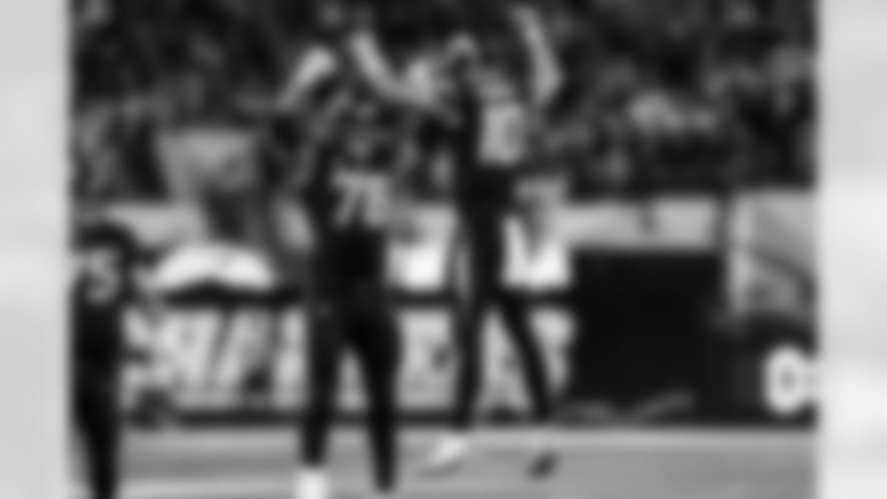 T Joe Alt (76) and QB Justin Herbert (10)