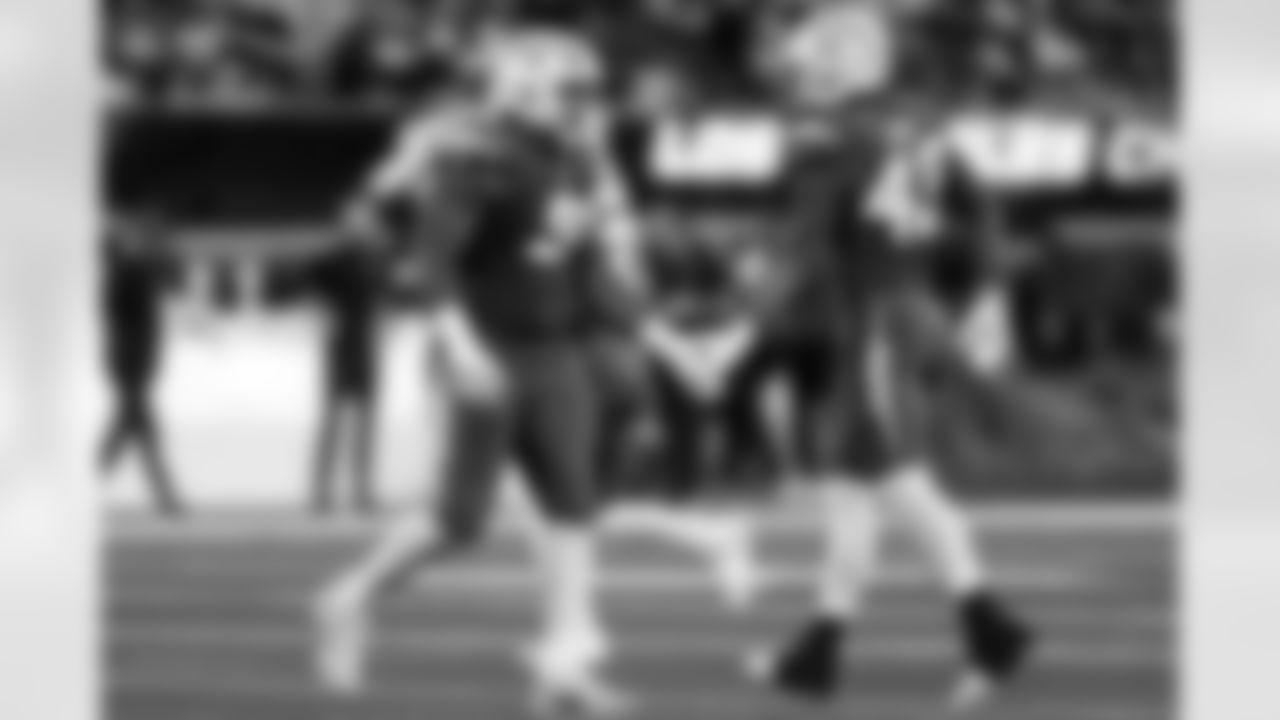 DL Da'Shawn Hand (91) and LB Troy Dye (43)