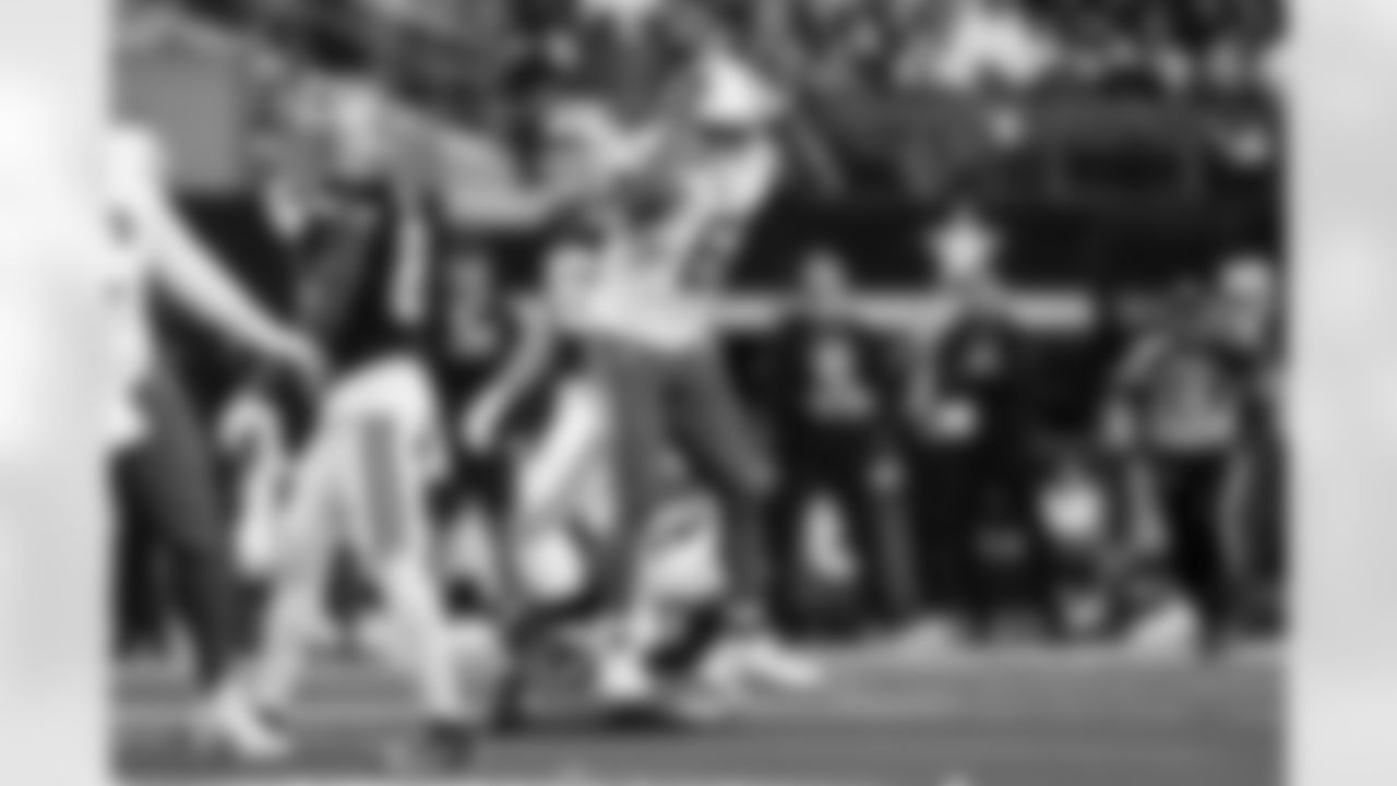 LB Denzel Perryman (6)