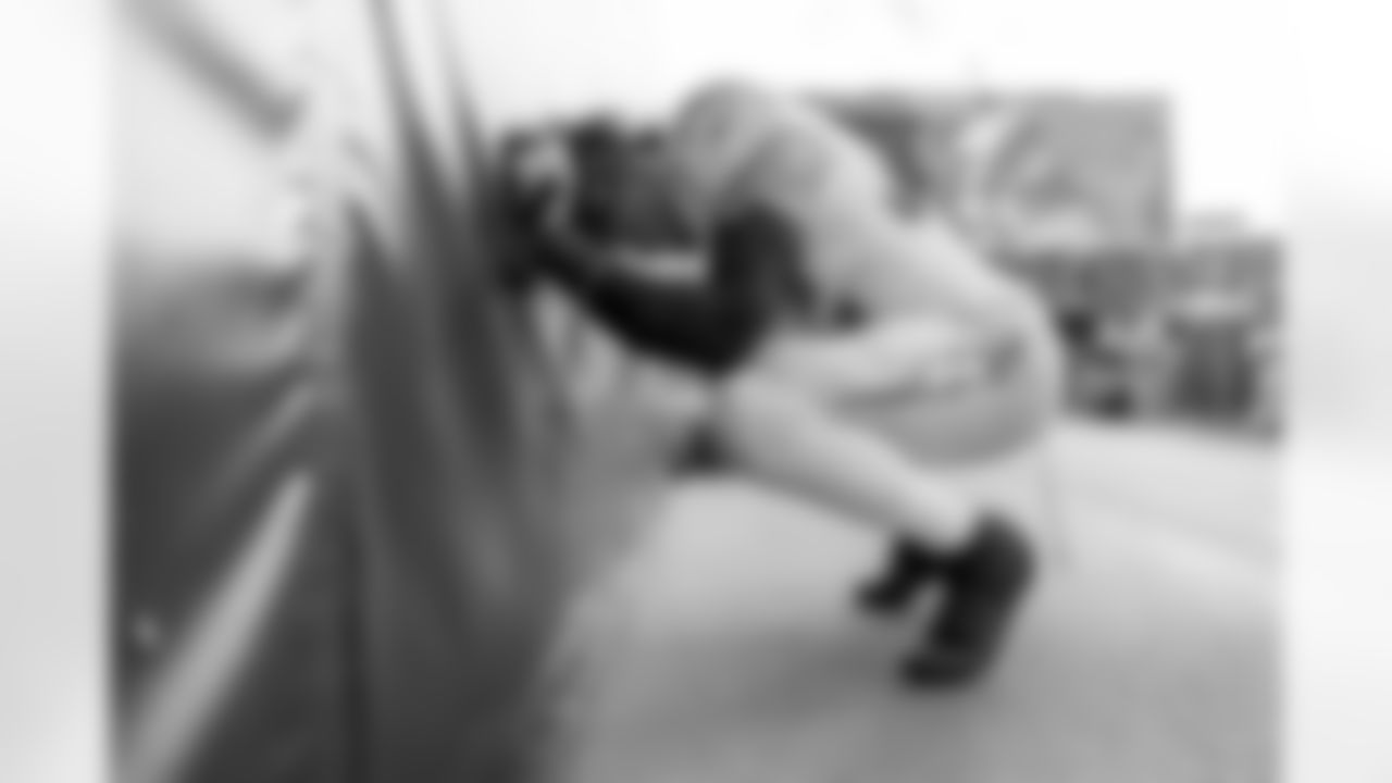 The Los Angeles Chargers play the Denver Broncos on Sunday, December 31, 2023 at Empower Field at Mile High in Denver, CO.
[FINAL SCORE: DEN 16 - LAC 9]