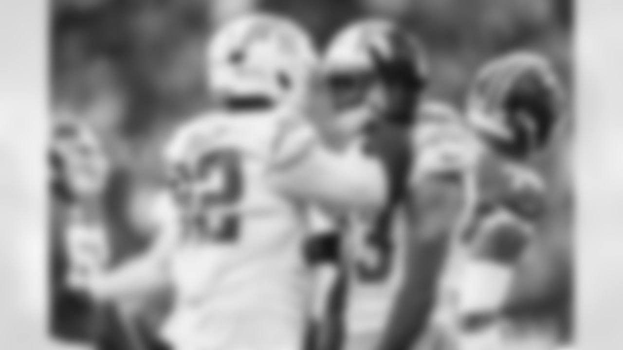 DL Justin Eboigbe (92) and LB Troy Dye (43)