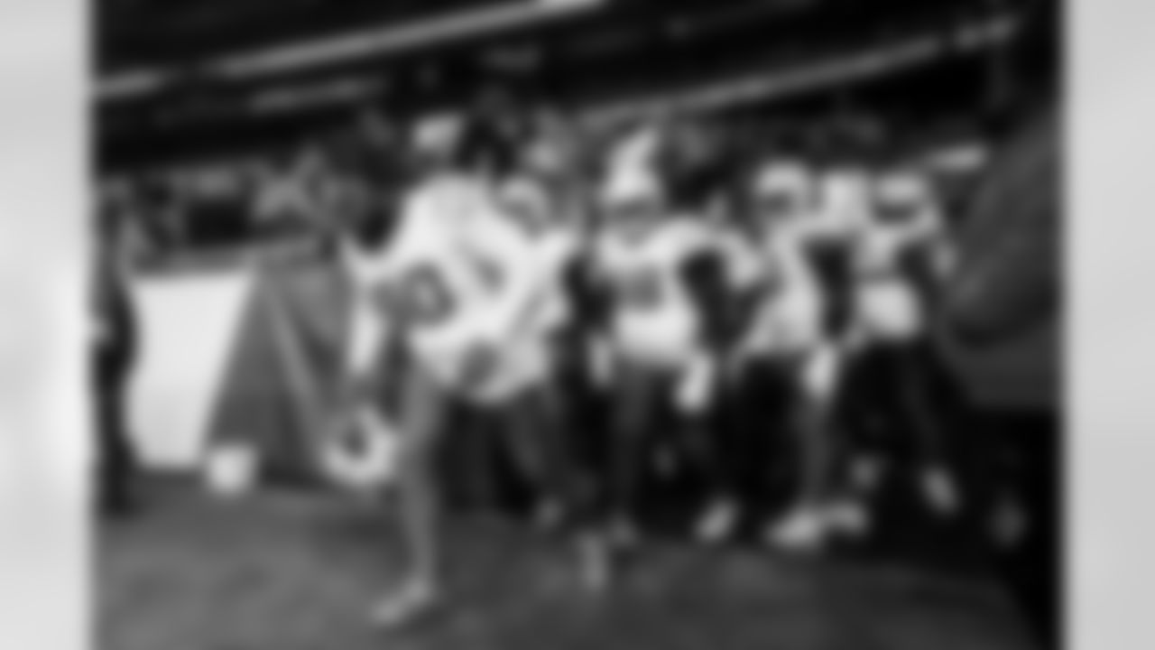 DL Teair Tart (90) and OL Jamaree Salyer (68)