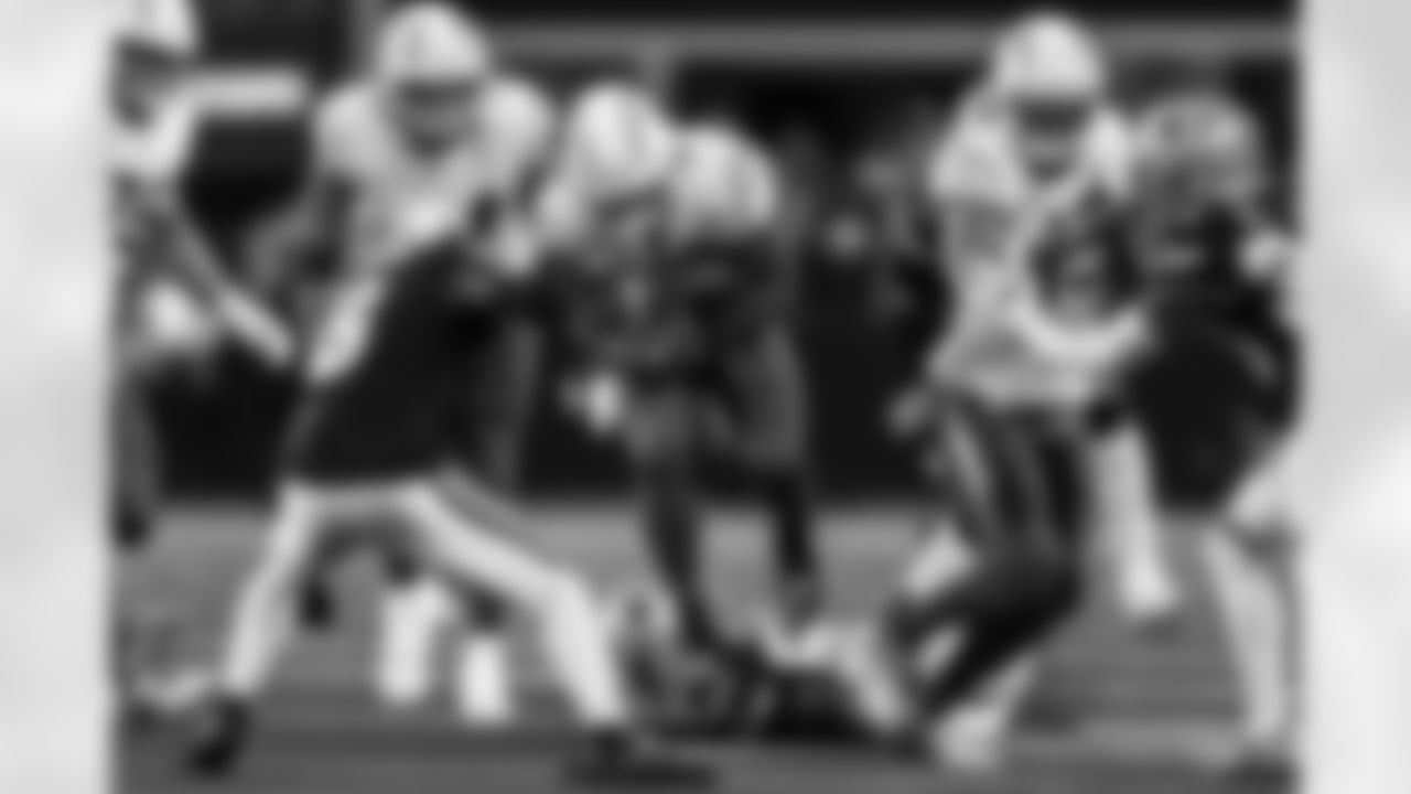 RB Omarion Hampton (8)