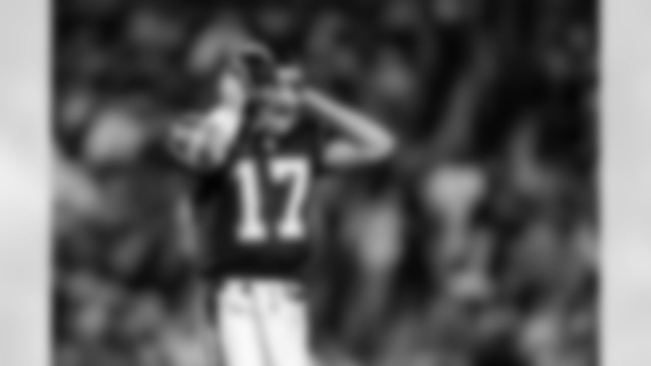 The San Diego Chargers play the Seattle Seahawks on Friday, August 27, 2004 at Qualcomm Stadium in San Diego, California. 
[FINAL SCORE: SEA 26 - SD 20]