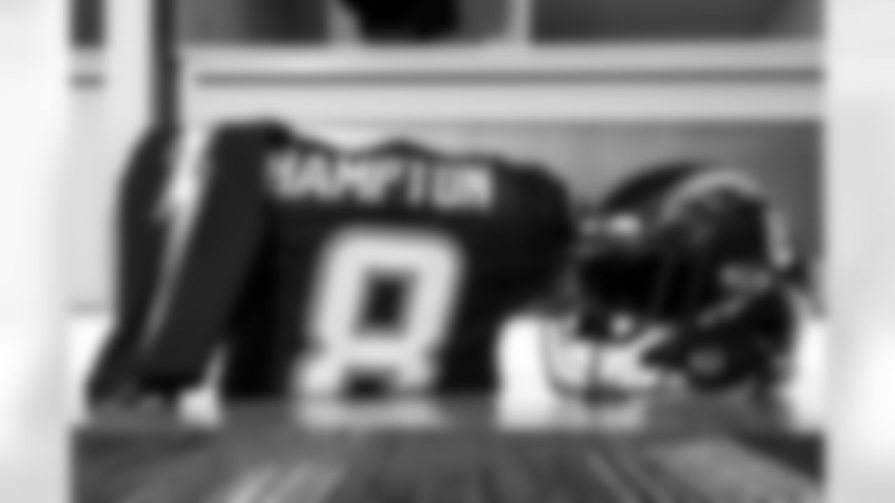 RB Omarion Hampton (8)