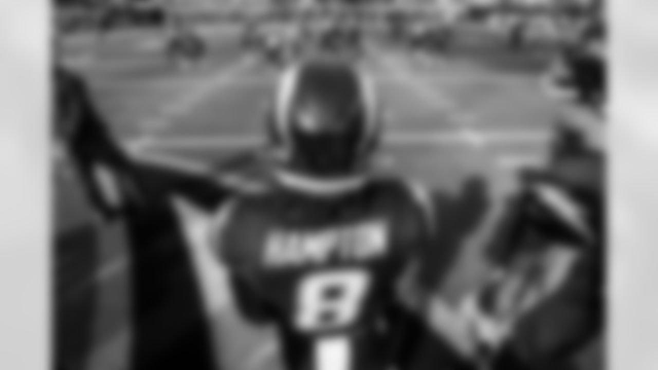 RB Omarion Hampton (8)