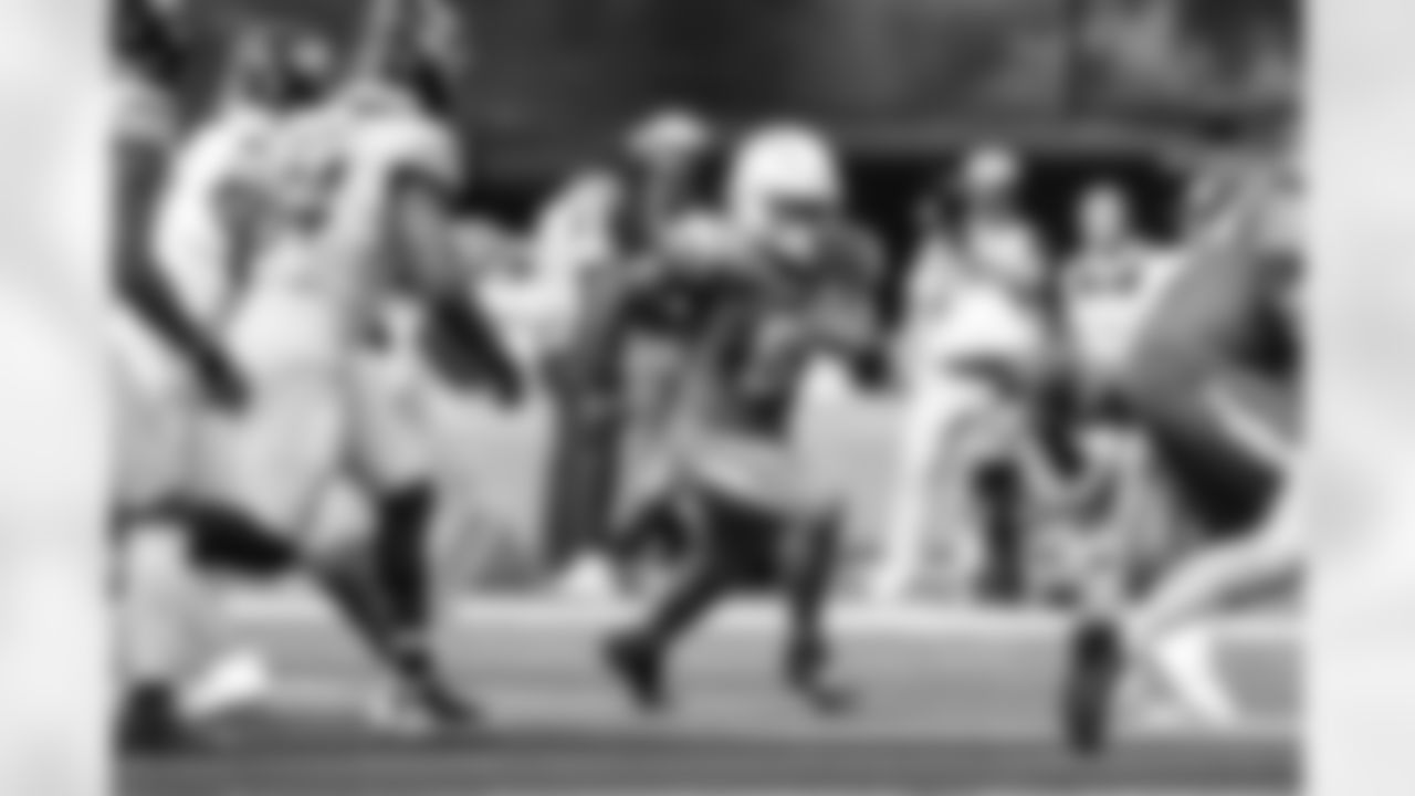 RB Omarion Hampton (8)