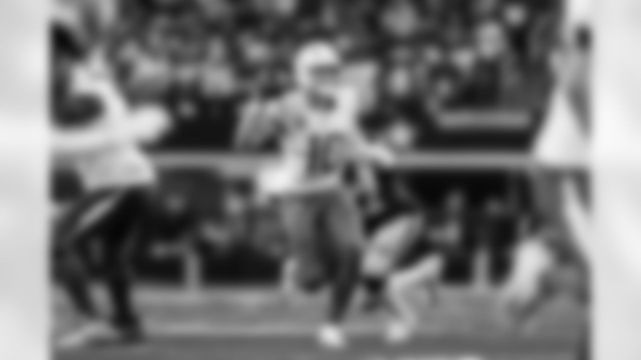 QB Justin Herbert (10)