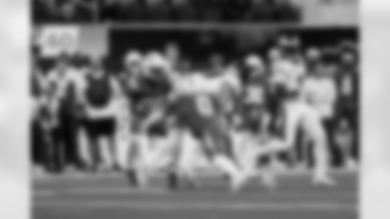 CB Cam Hart (20) and LB Daiyan Henley (0)