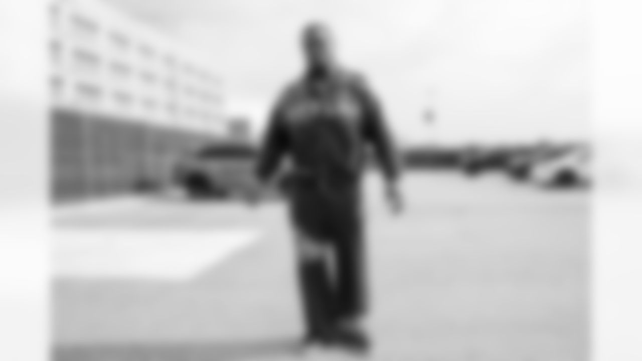 LB Denzel Perryman (6)