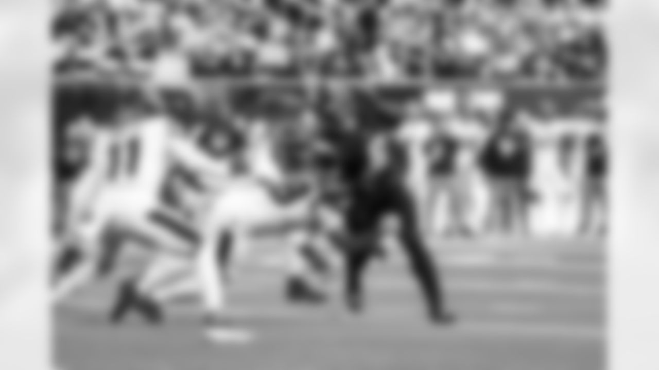 RB Omarion Hampton (8)