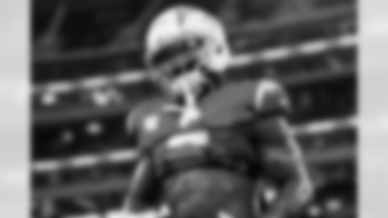 LB Denzel Perryman (6)