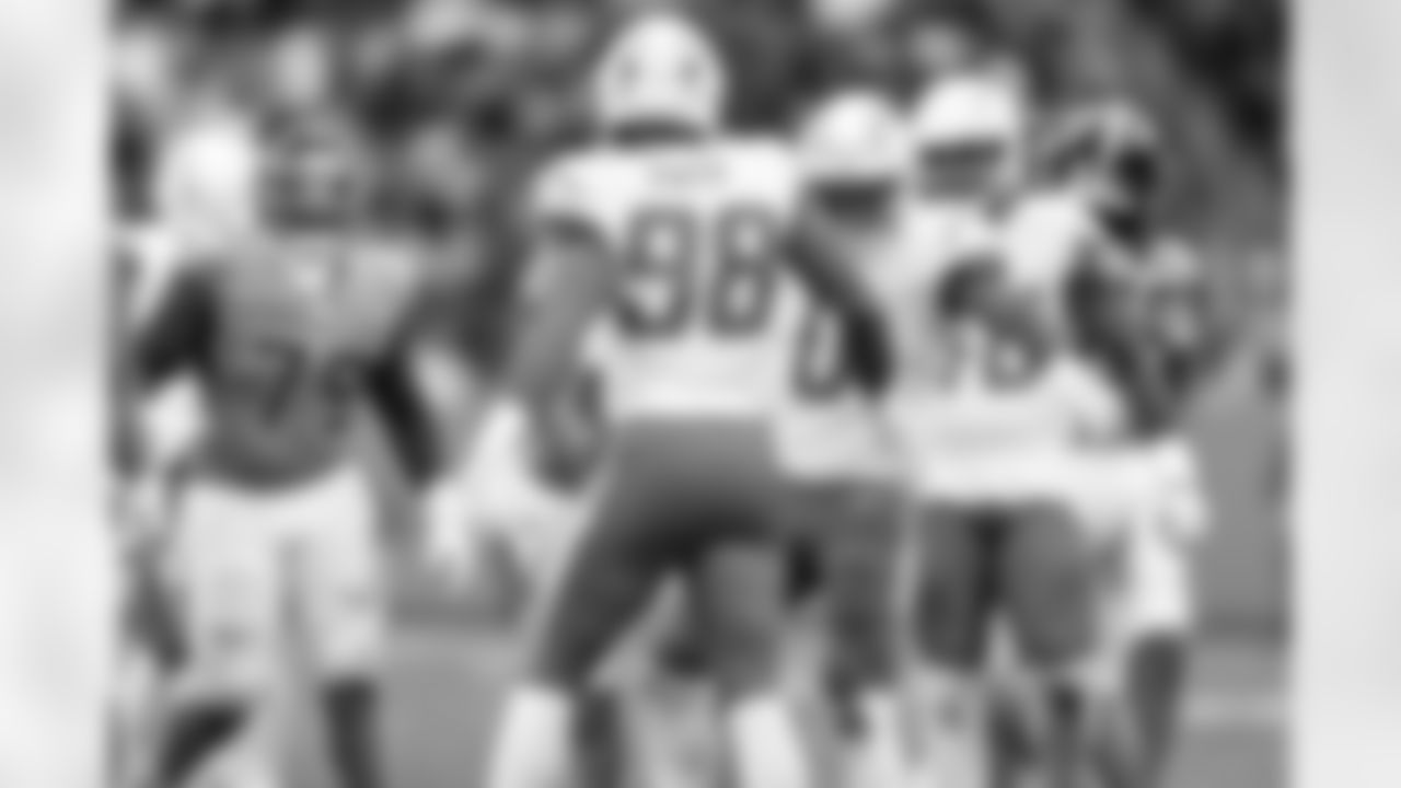 OLB Odafe Oweh (98) and LB Daiyan Henley (0)