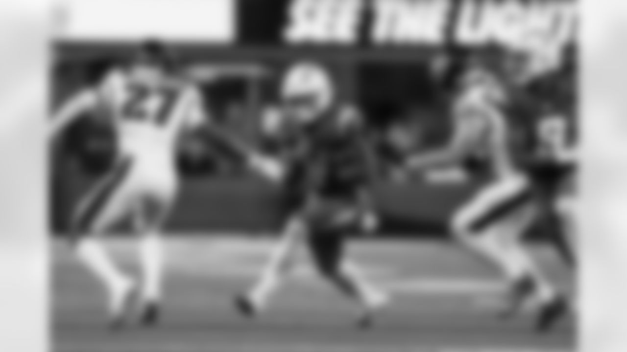 RB Omarion Hampton (8)