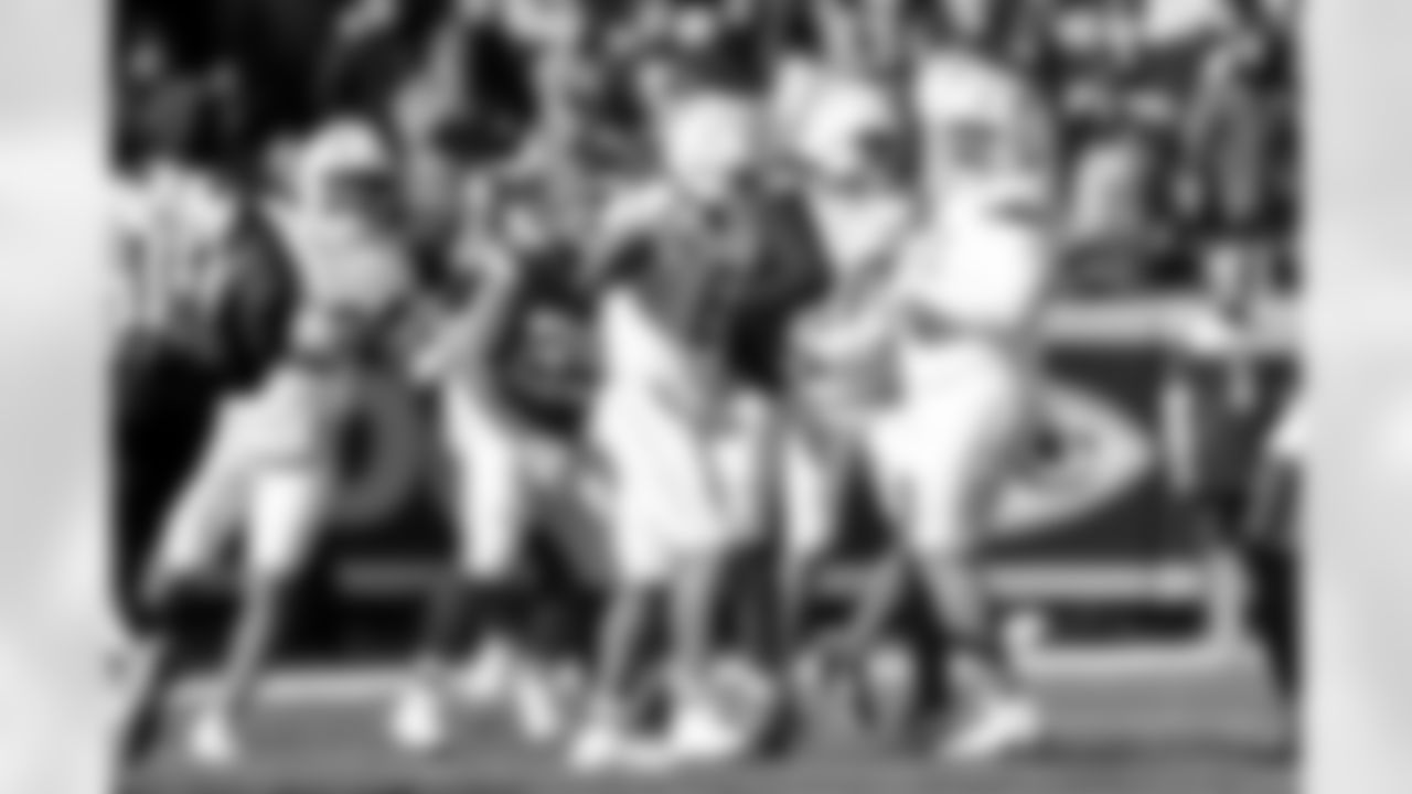 LB Denzel Perryman (6)