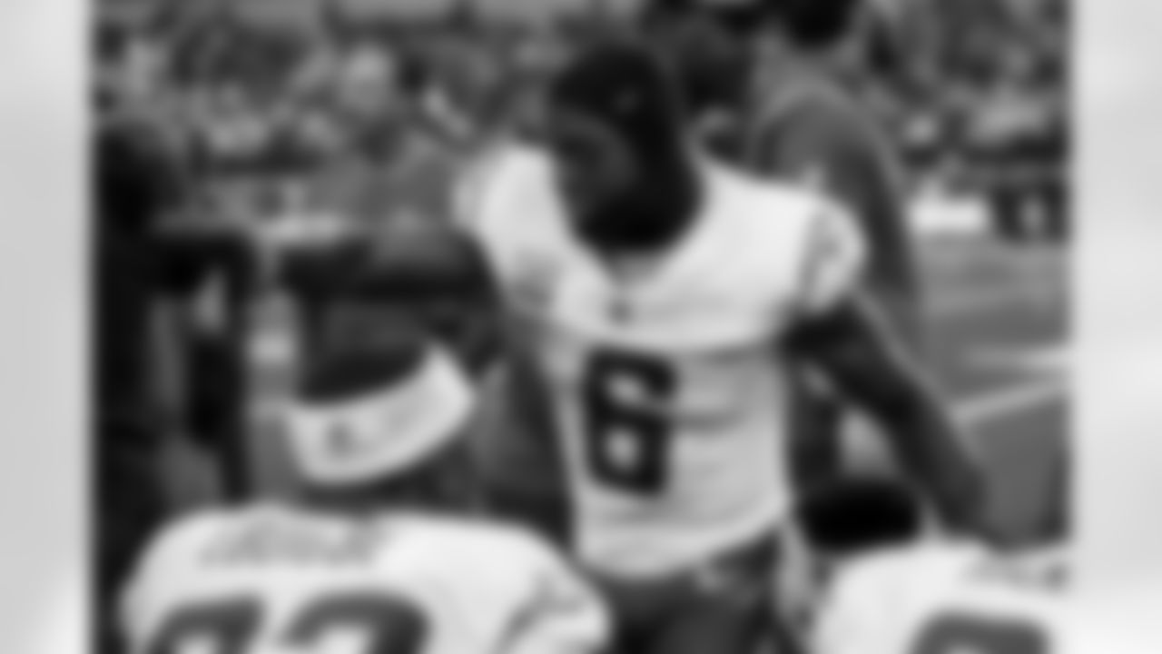 LB Denzel Perryman (6)