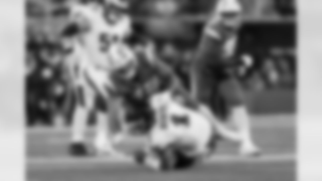 OLB Tuli Tuipulotu (45) and OLB Odafe Oweh (98)