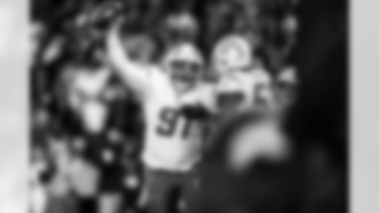 DL Da'Shawn Hand (91) and LB Del'Shawn Phillips (53)