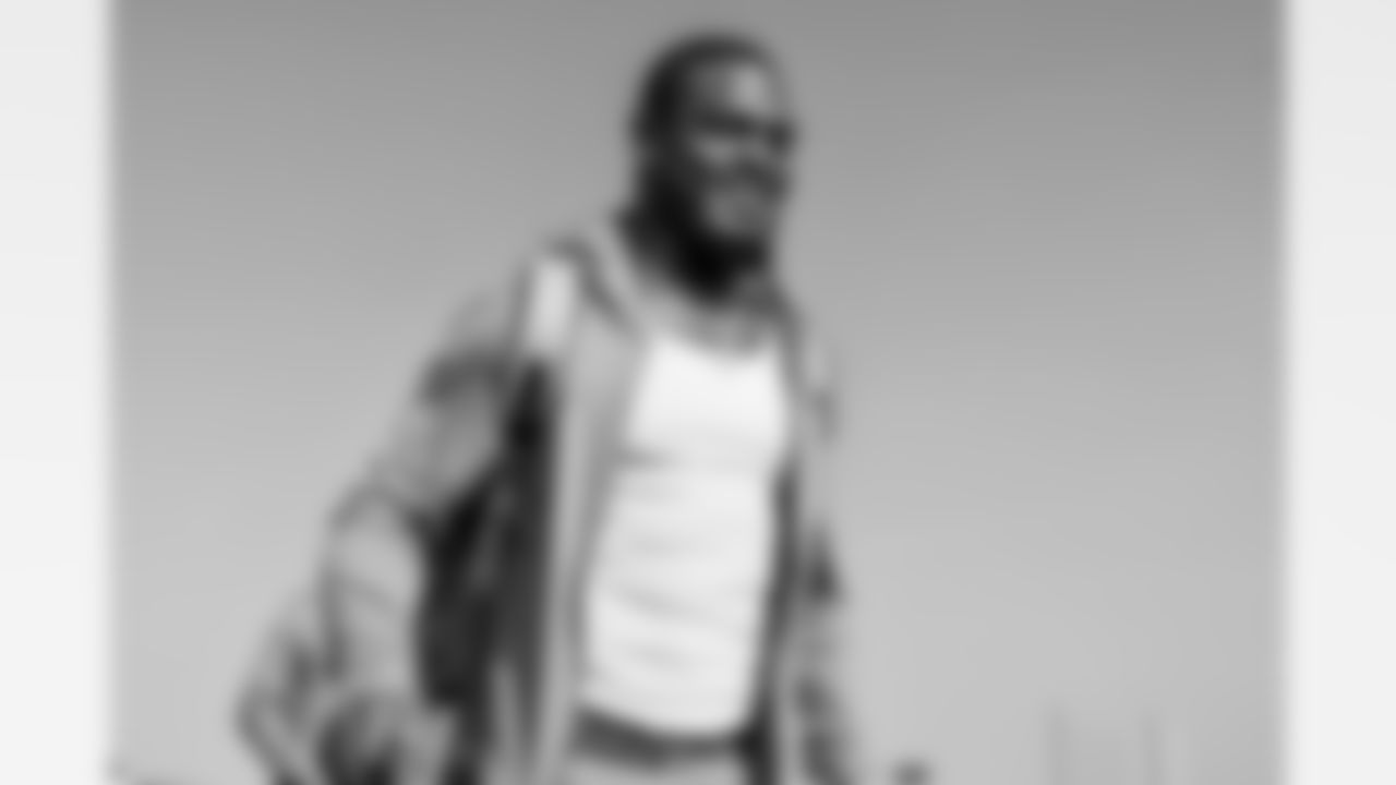 Los Angeles Chargers LB Denzel Perryman (6) travels to Dallas on Saturday, Dec. 20, 2025 for the Week 16 regular season matchup against the Dallas Cowboys.