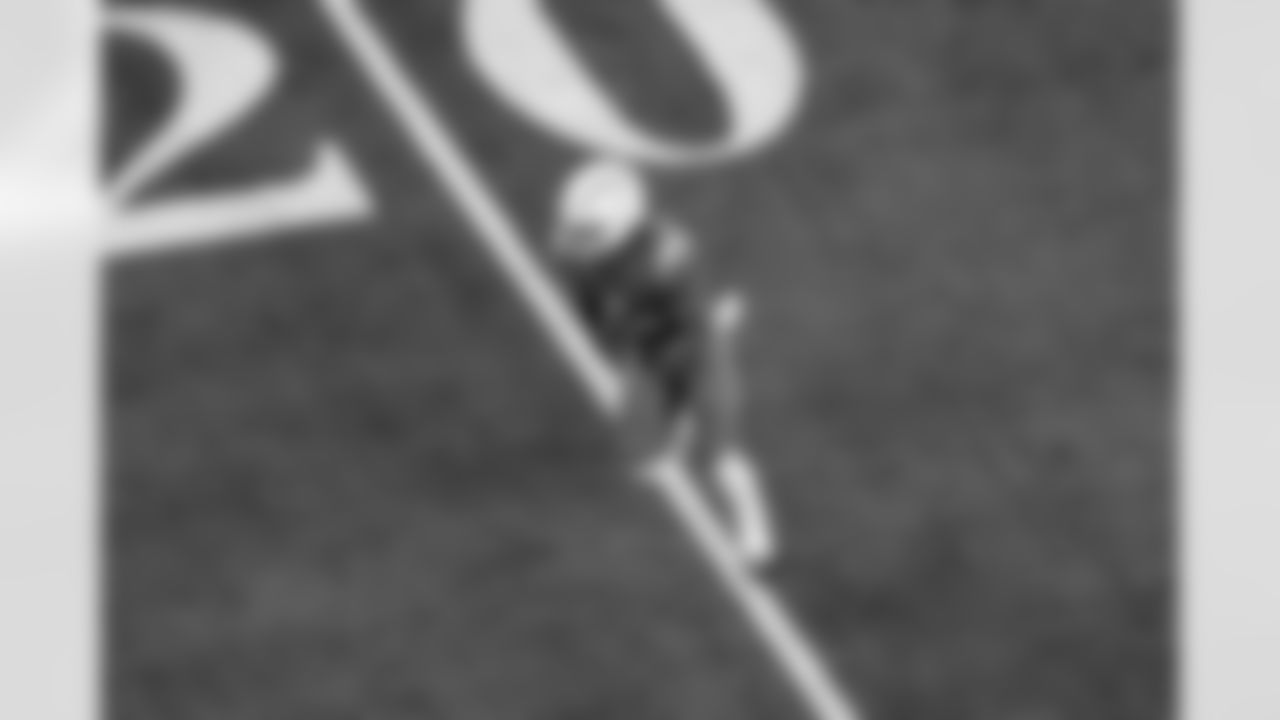 RB Omarion Hampton (8)