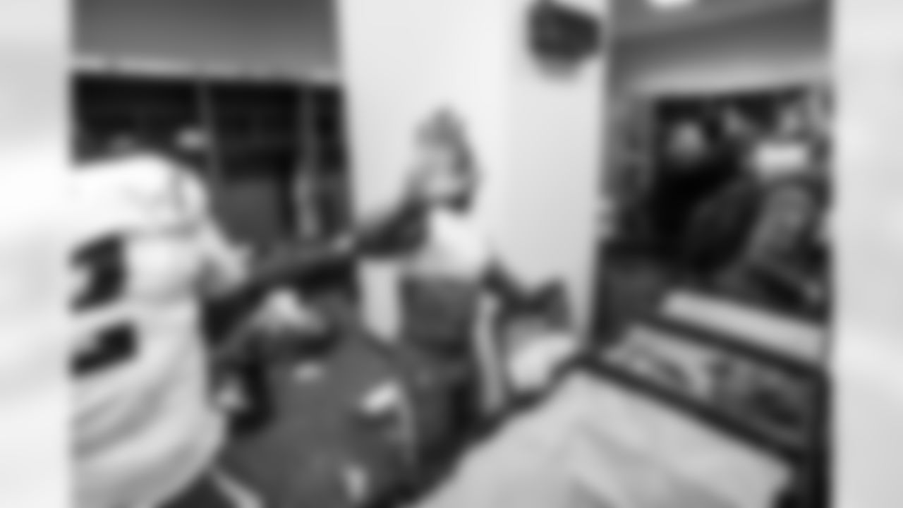 LB Denzel Perryman (6)