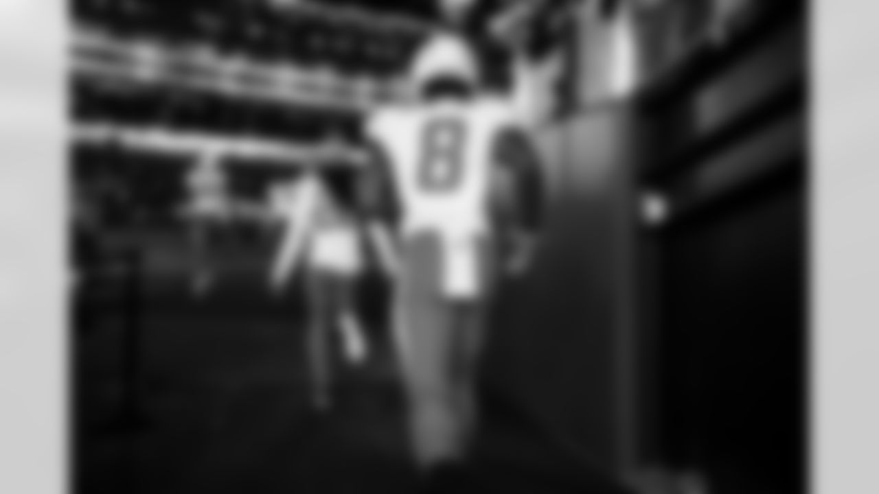 RB Omarion Hampton (8)