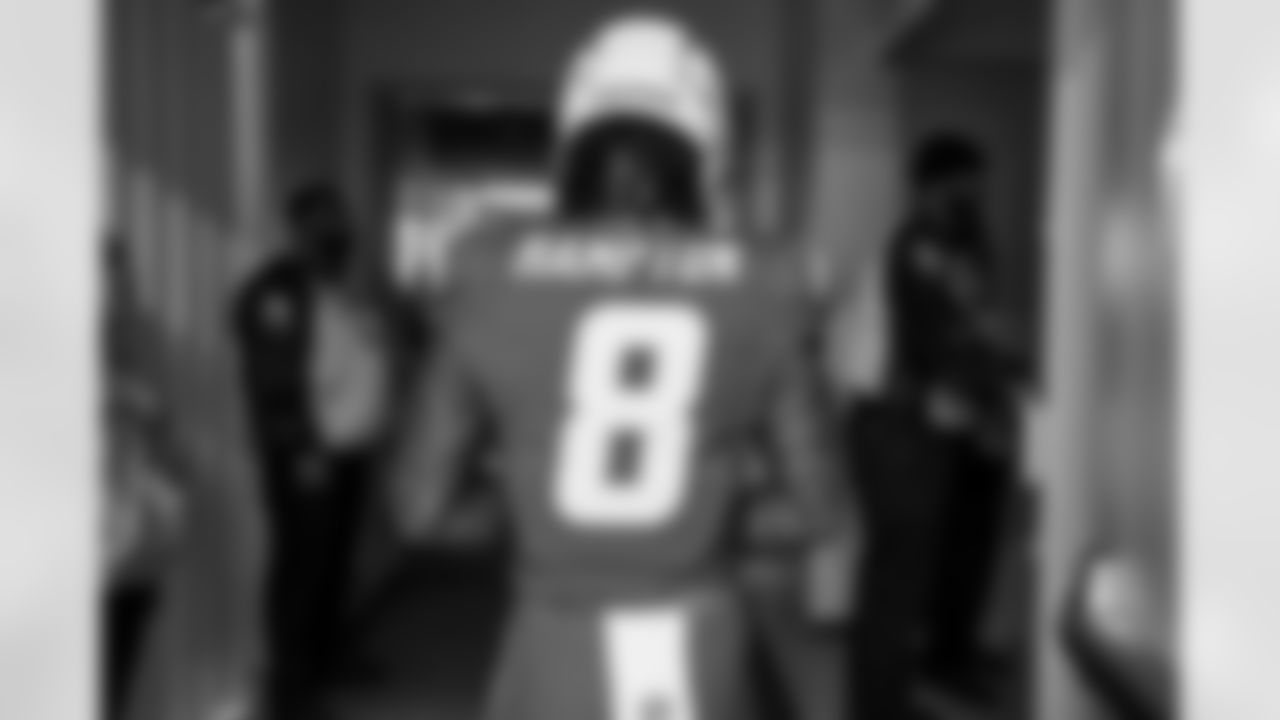 RB Omarion Hampton (8)