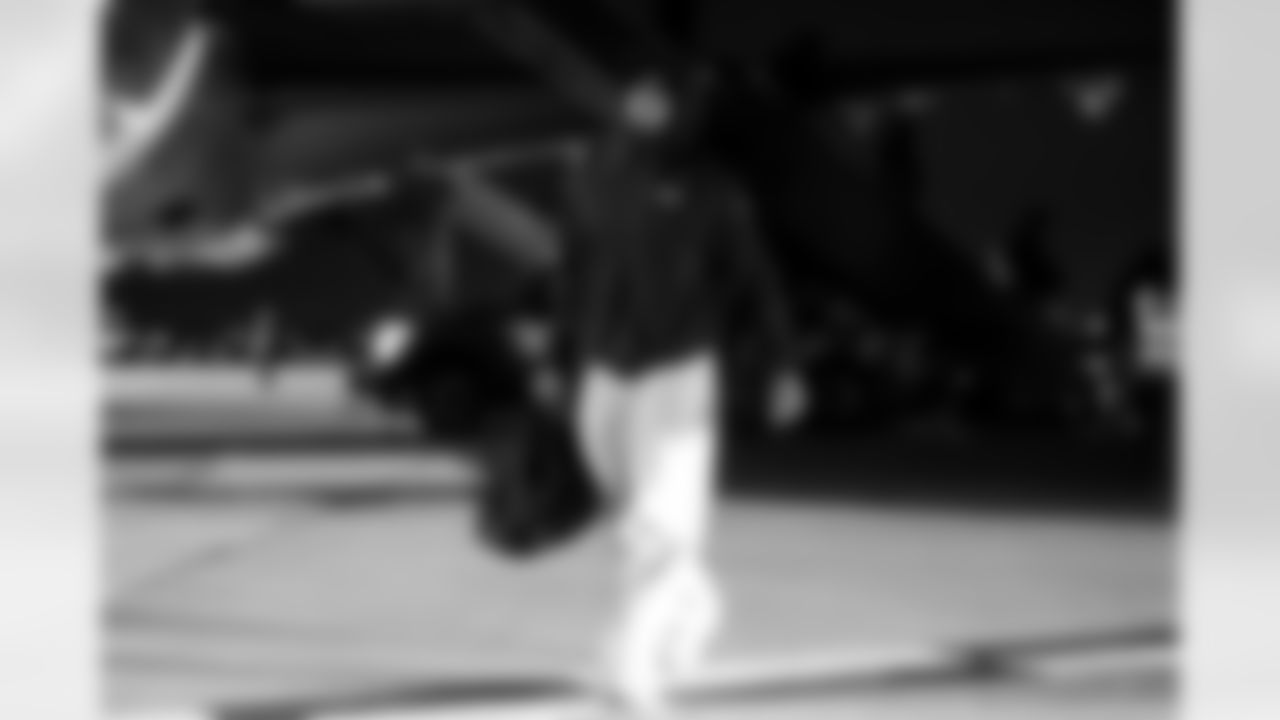 RB Omarion Hampton (8)