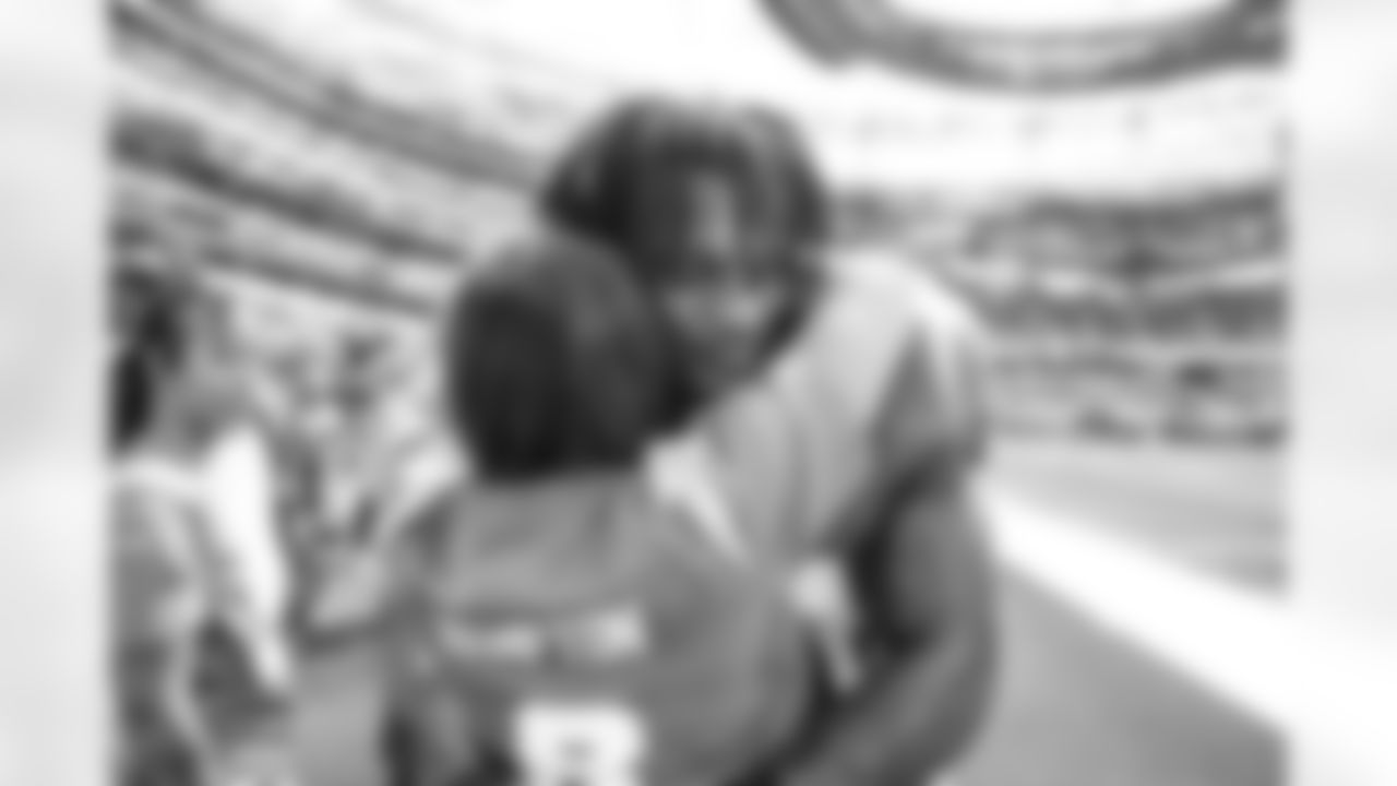 RB Omarion Hampton (8)