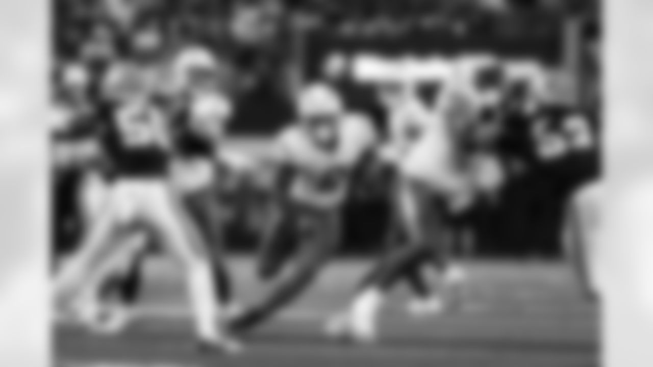 RB Omarion Hampton (8)