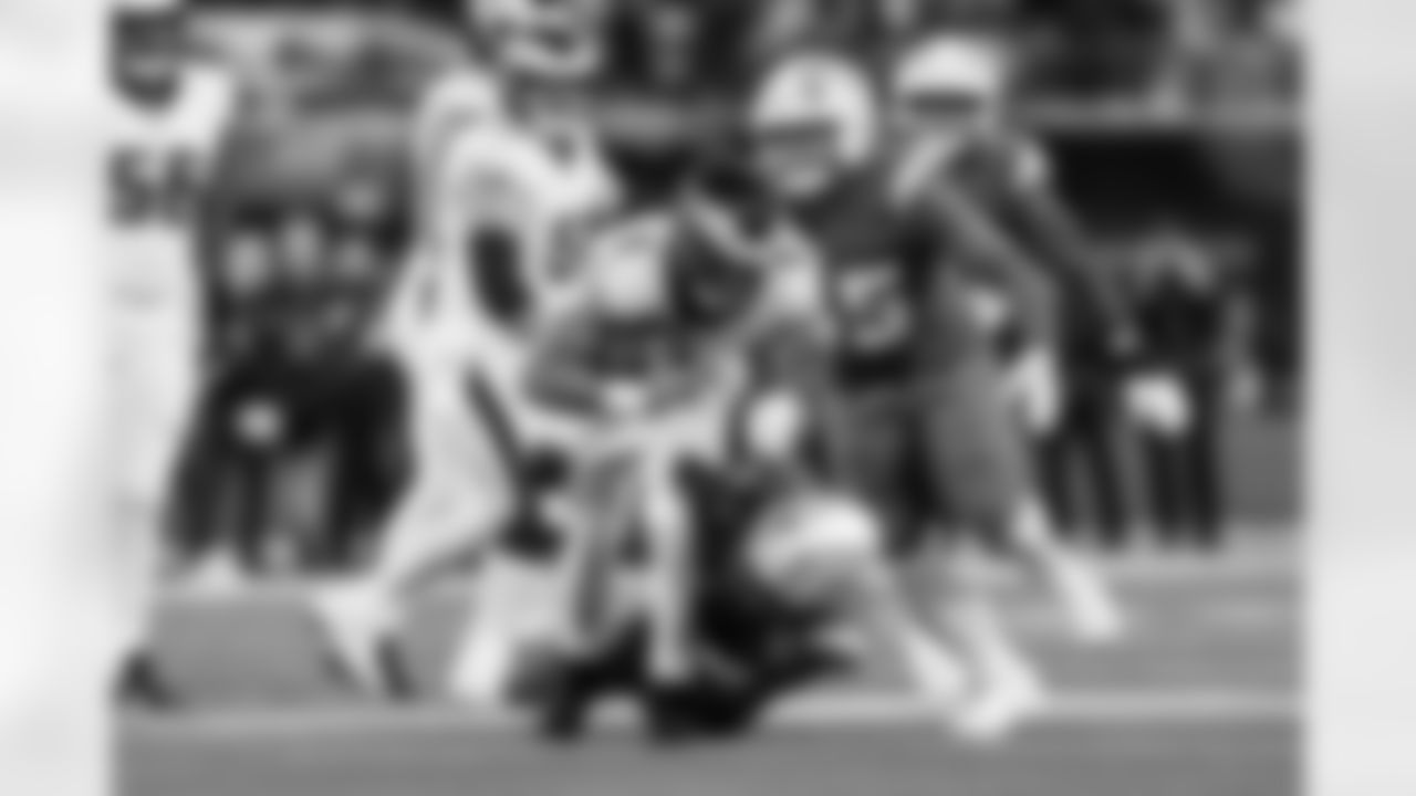 OLB Tuli Tuipulotu (45) and OLB Odafe Oweh (98)