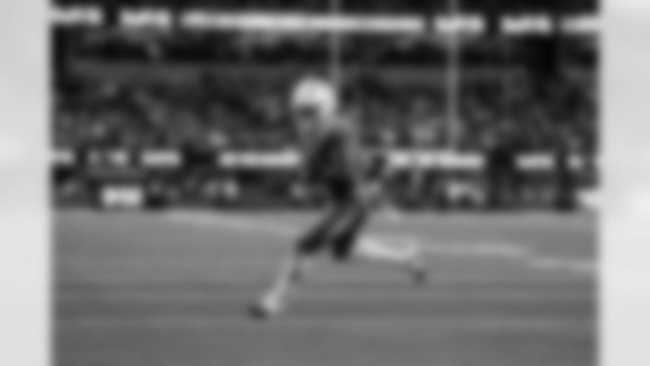 RB Omarion Hampton (8)