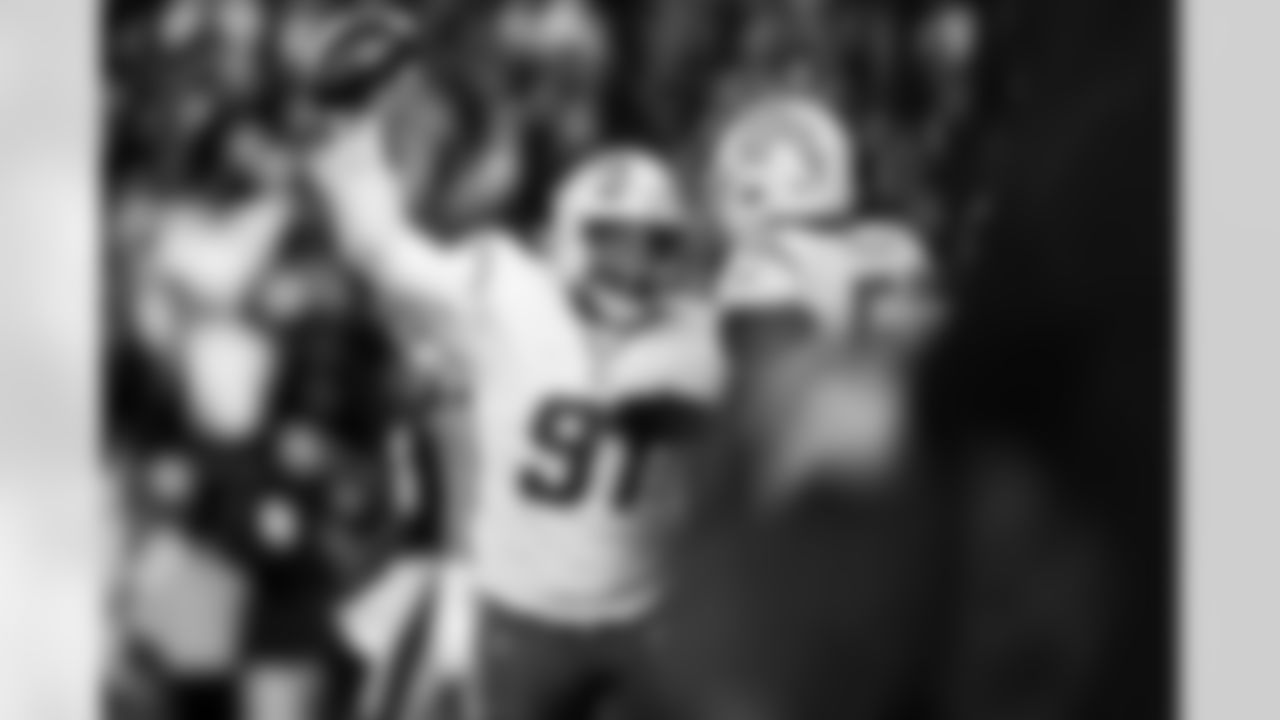 DL Da'Shawn Hand (91) and LB Del'Shawn Phillips (53)