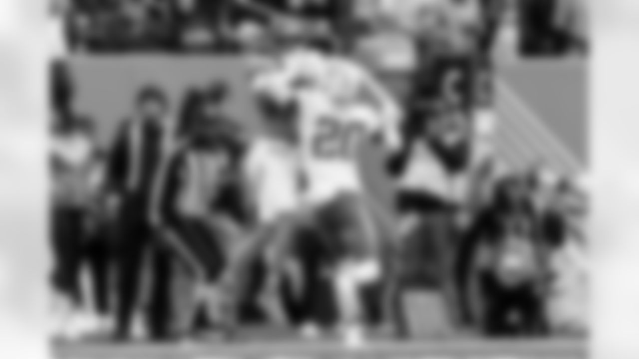 Check out the best shots from the Chargers Week 9 matchup against the Titans!