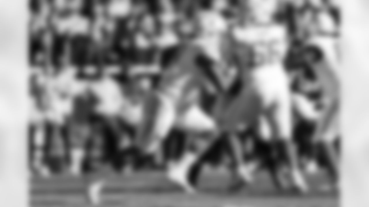 RB Omarion Hampton (8)