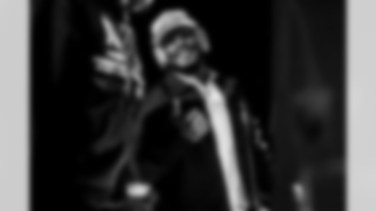 LB Denzel Perryman (6)