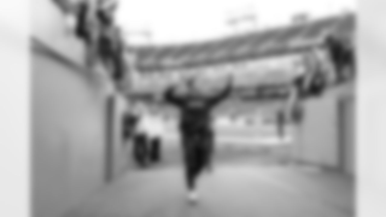 Check out the best shots from the Chargers Week 9 matchup against the Titans!