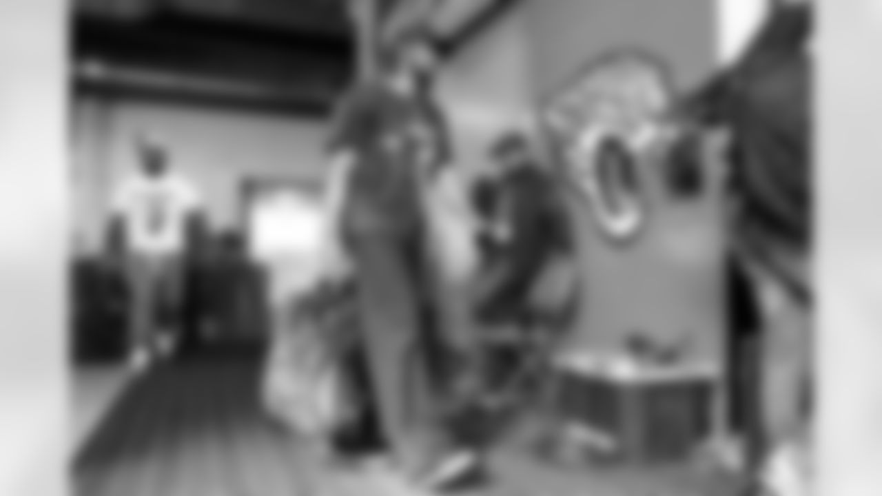 LB Del'Shawn Phillips (53)