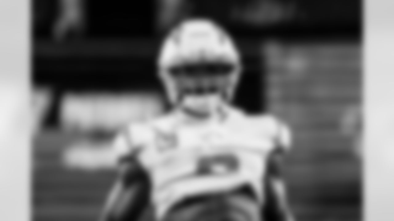 LB Denzel Perryman (6)