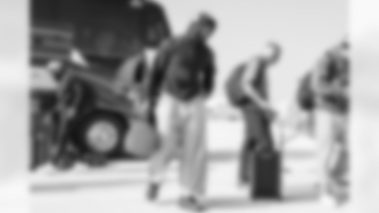 Los Angeles Chargers OLB Odafe Oweh (98) travels to Dallas on Saturday, Dec. 20, 2025 for the Week 16 regular season matchup against the Dallas Cowboys.