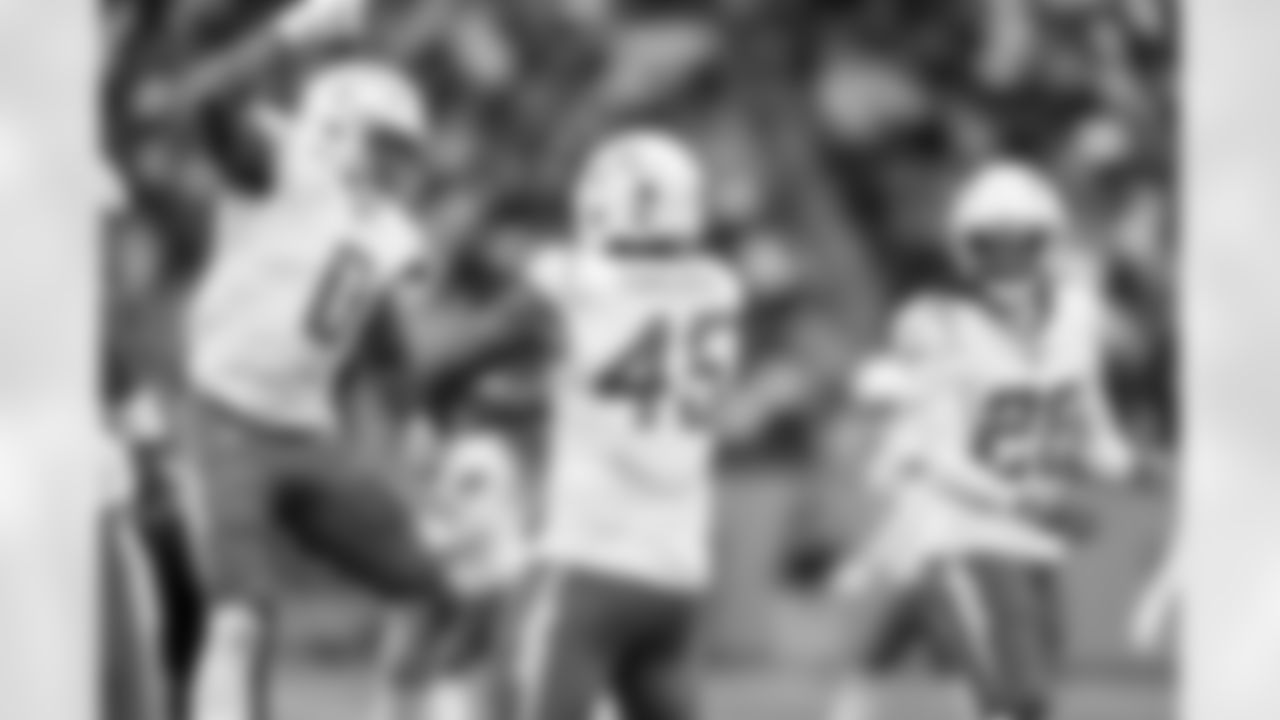 LB Daiyan Henley (0) and OLB Tuli Tuipulotu (45)