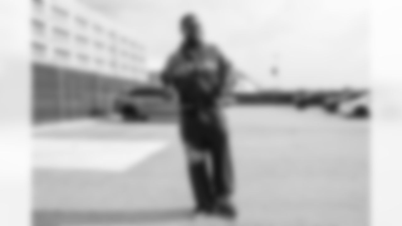 LB Denzel Perryman (6)