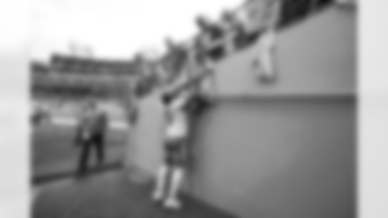 LB Denzel Perryman (6)