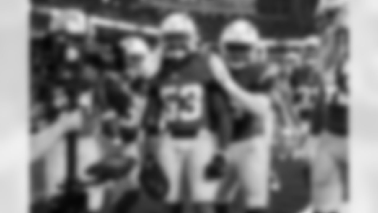 LB Del'Shawn Phillips (53) and LB Marlowe Wax (58)