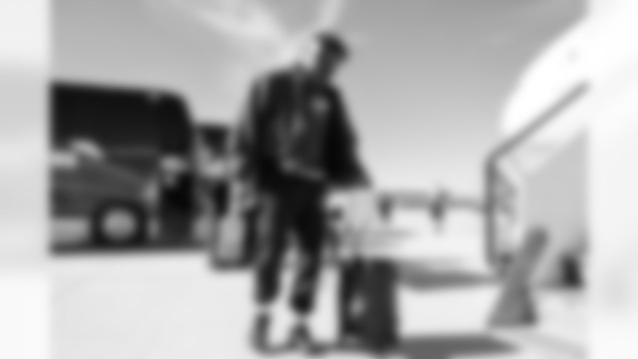 Los Angeles Chargers OLB Odafe Oweh (98) travels to New England on Friday, Jan. 9, 2025 for the Wild Card matchup against the New England Patriots.