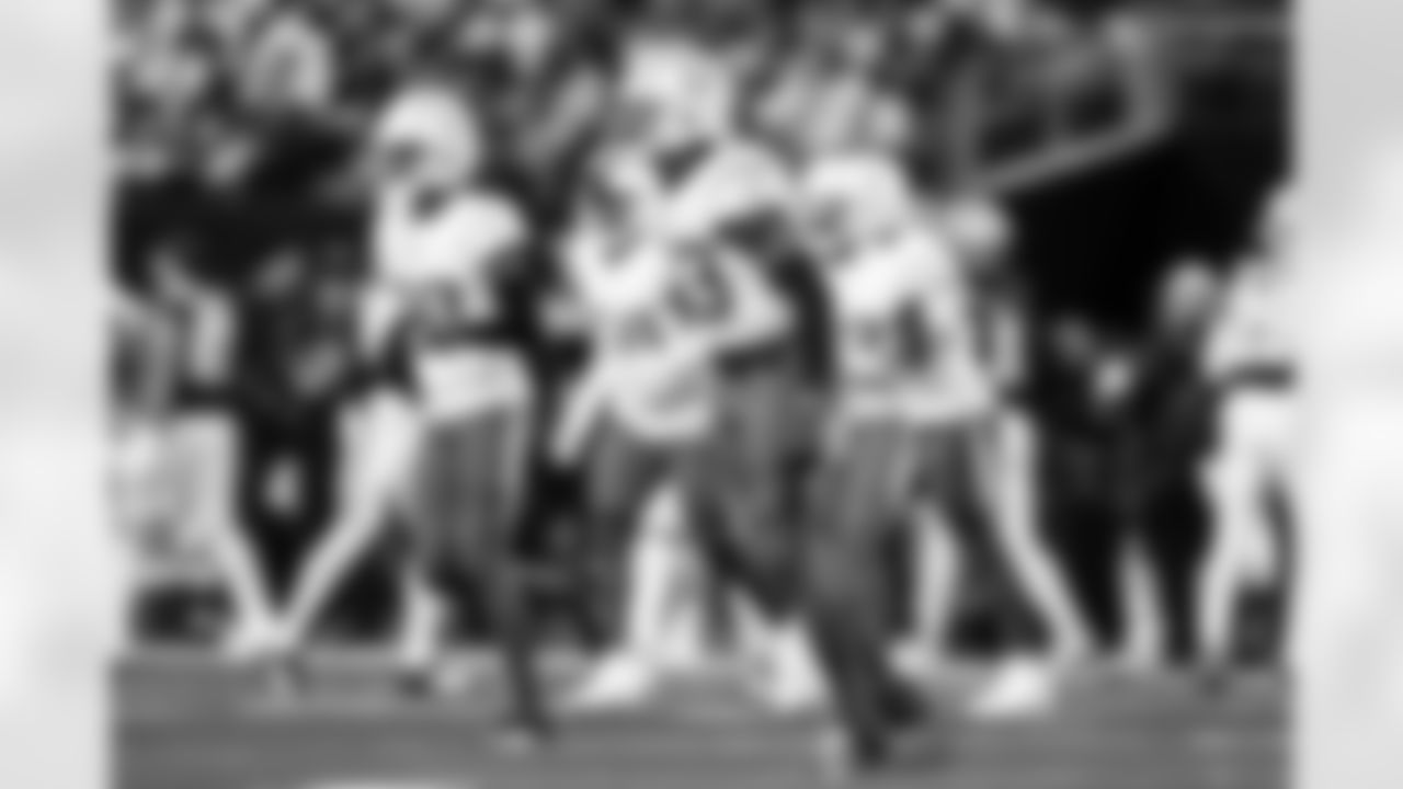 LB Del'Shawn Phillips (53)