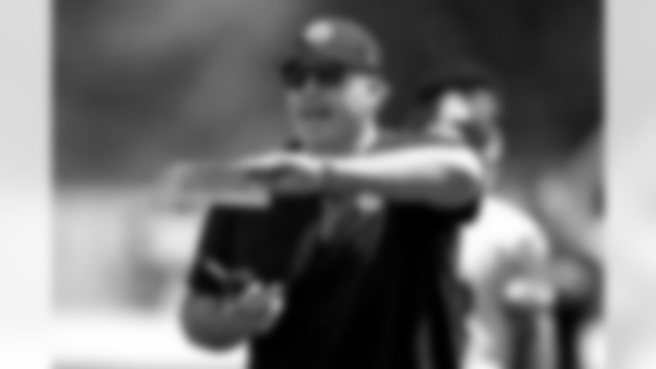 Pittsburgh Steelers offensive coordinator Arthur Smith, center, gives instructions during the team's NFL mini-camp football practice in Pittsburgh, Tuesday, June 11, 2024. (AP Photo/Gene J. Puskar)