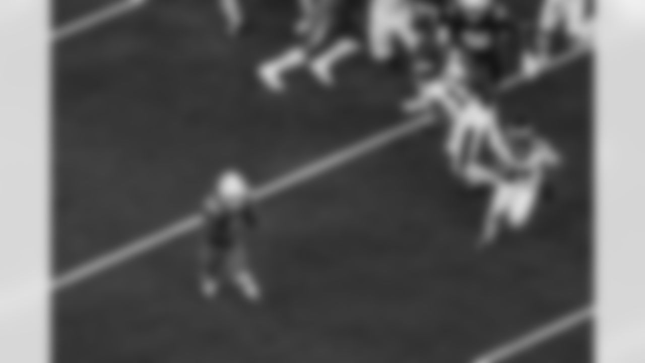 RB Omarion Hampton (8)