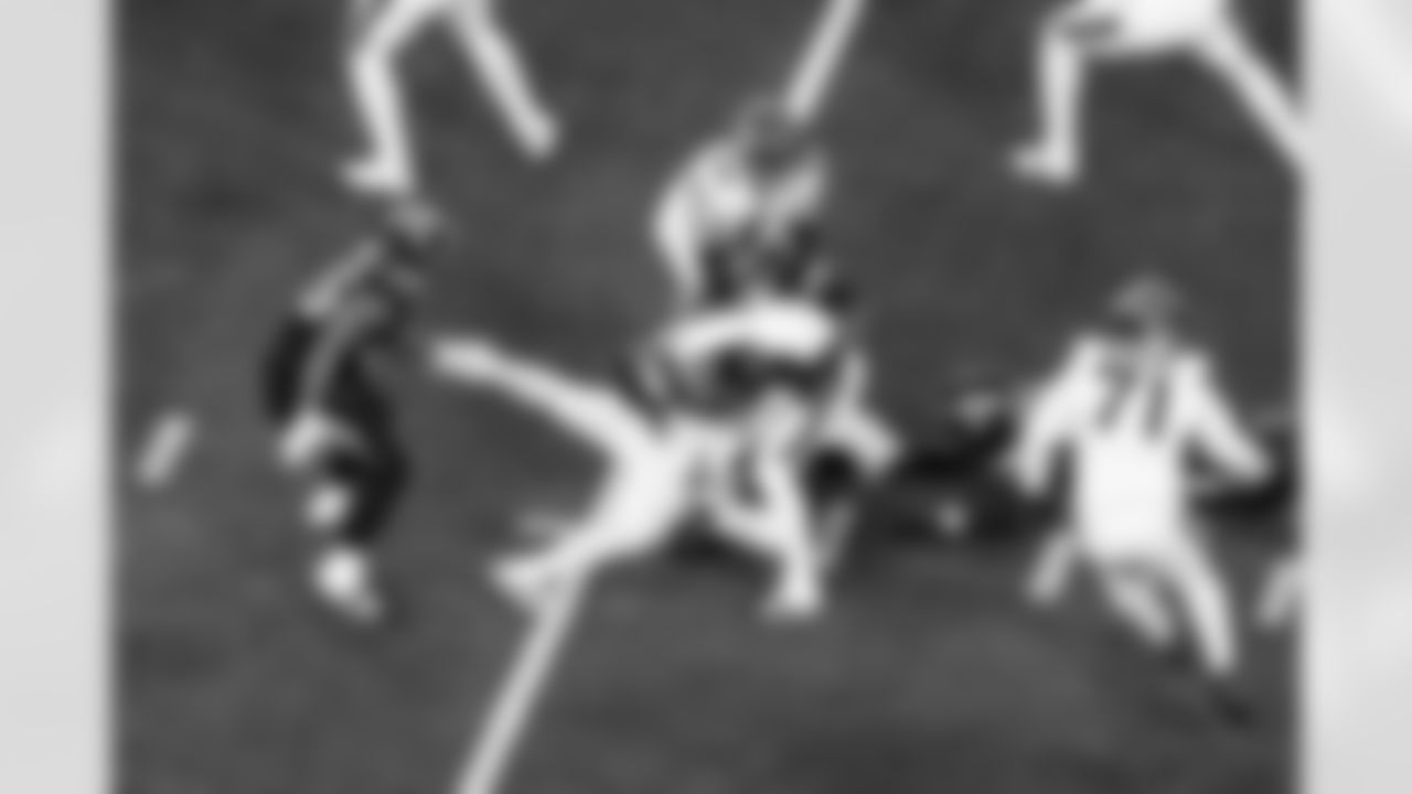OLB Tuli Tuipulotu (45) and DL Justin Eboigbe (92)