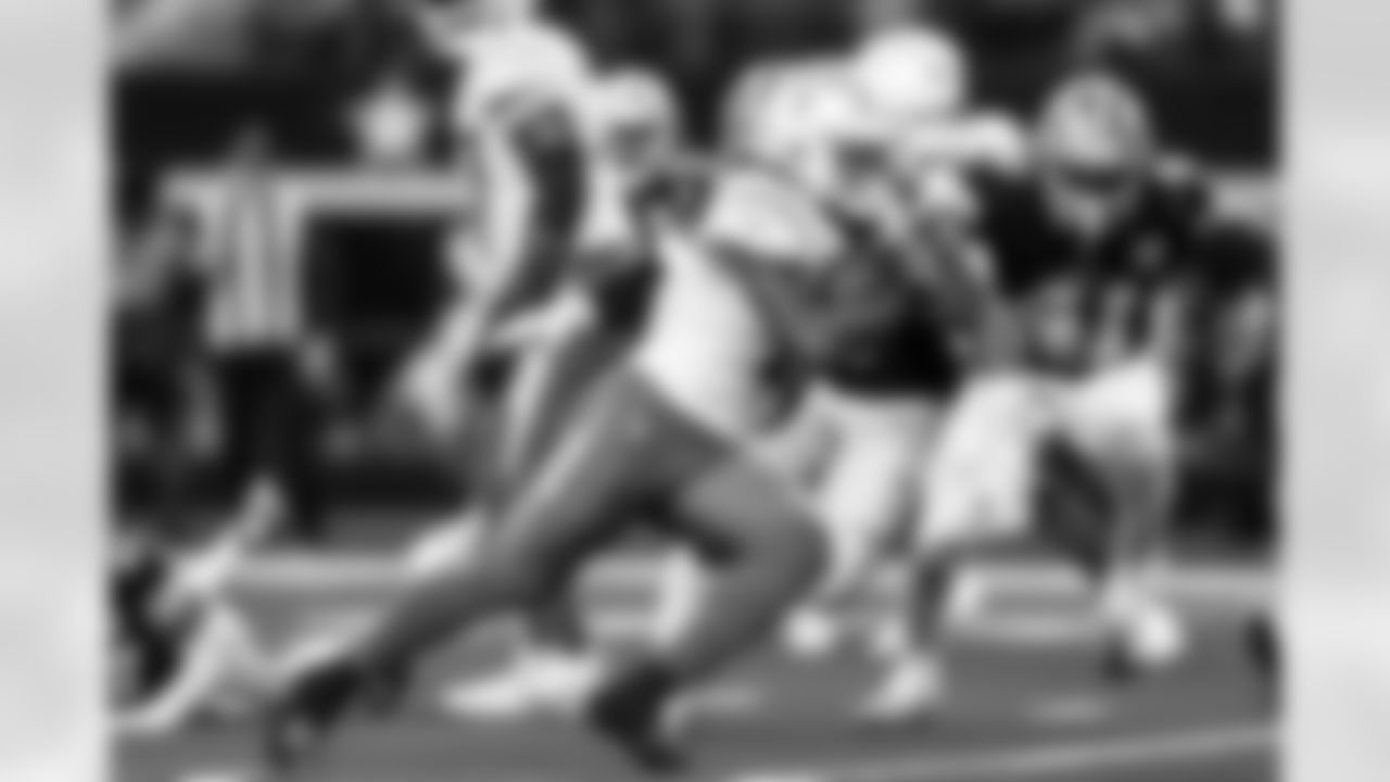 RB Omarion Hampton (8)